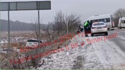 В Алексине ледяную дорогу посыпали песком только после жесткого ДТП