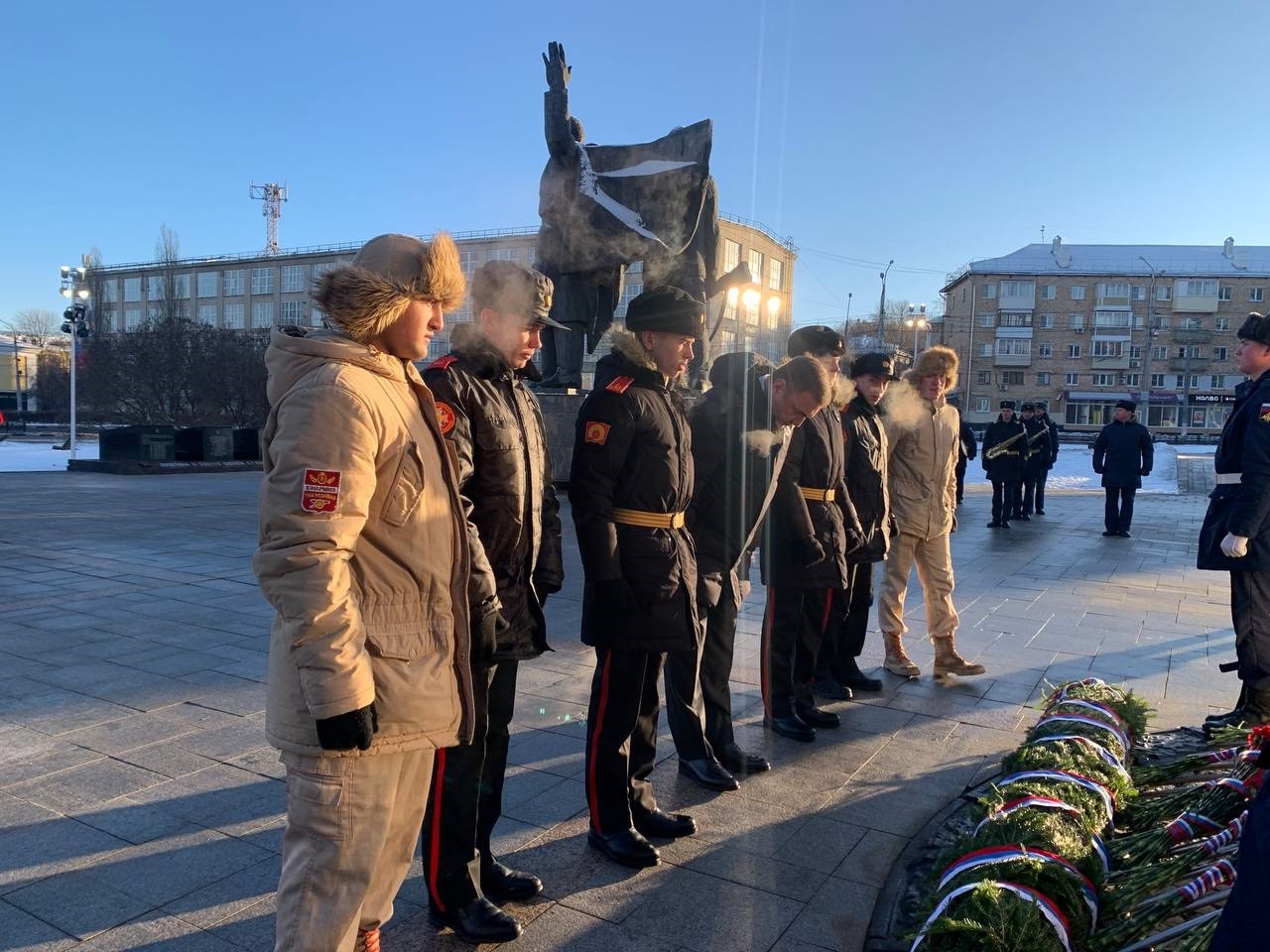 На площади Победы в Туле возложили цветы к Вечному огню