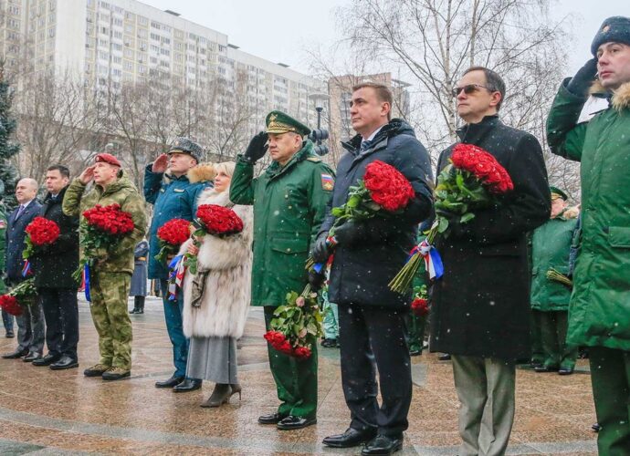 Алексей Дюмин принял участие в открытии памятника Герою России Евгению Зиничеву