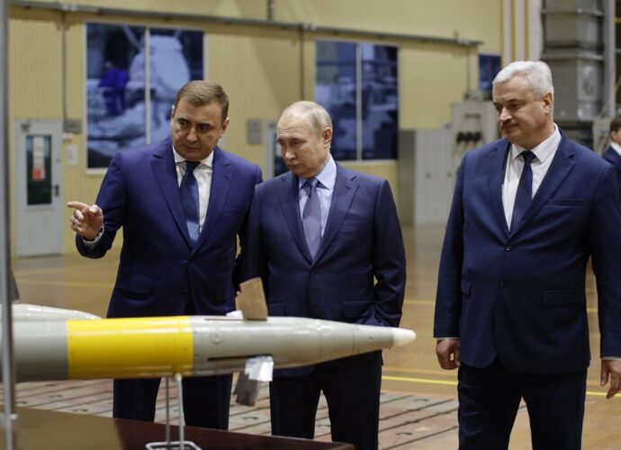 В Туле Президенту Путину показали противотанковые управляемые ракеты "Корнет"