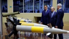 В Туле Президенту Путину показали противотанковые управляемые ракеты "Корнет" В Туле Президенту Путину показали противотанковые управляемые ракеты "Корнет"