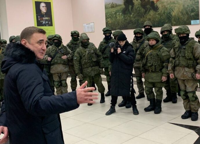 Алексей Дюмин привёз в рязанскую военную часть обмундирование и технику