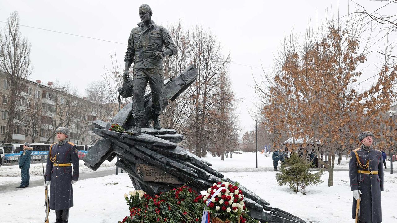 Алексей Дюмин принял участие в открытии памятника Герою России Евгению Зиничеву