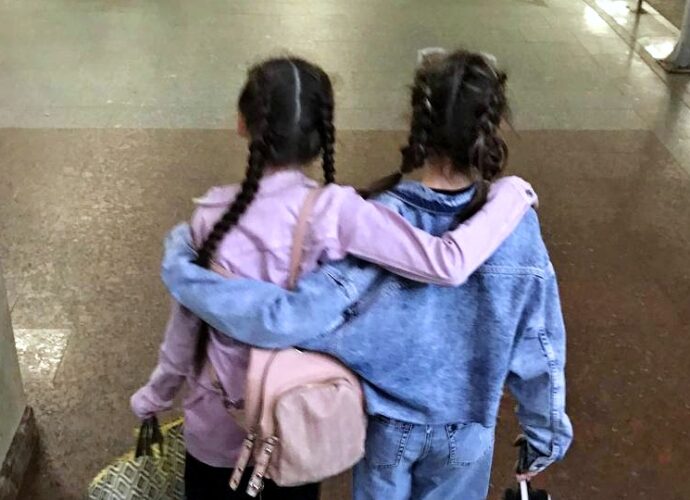 Объятия, в обнимку