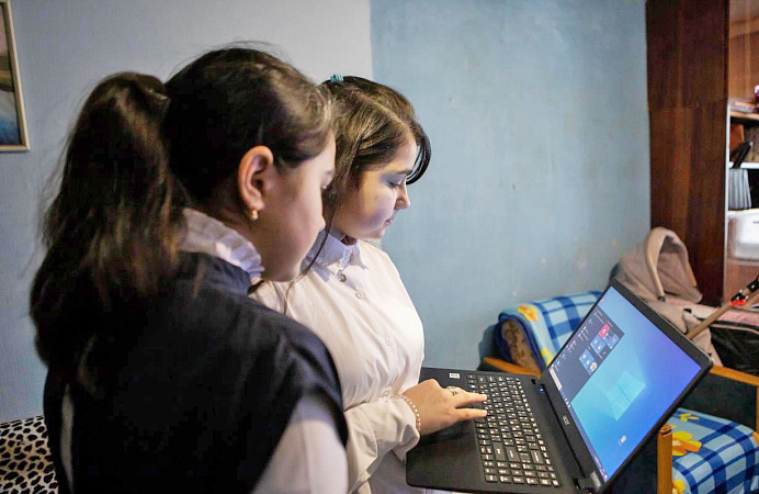 Микроавтобус, ноутбук, игрушки и сладки подарки вручил губернатор Тульской области семьям региона