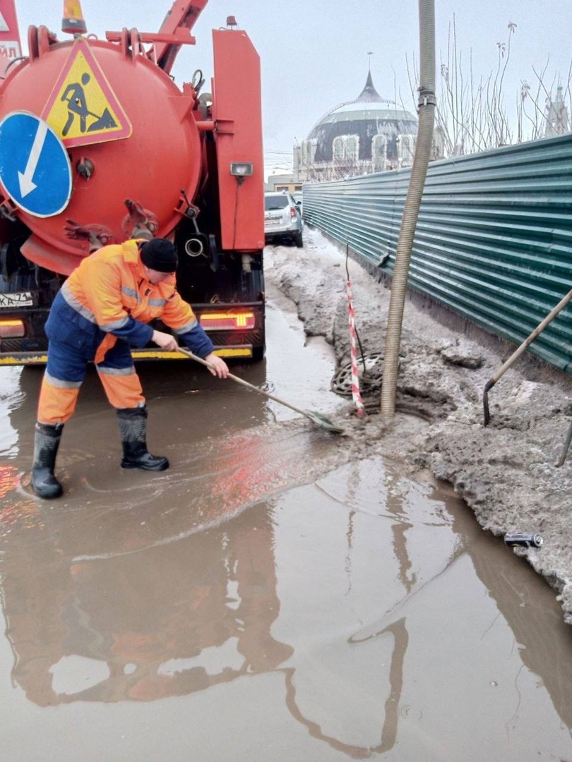 На дорогах Тулы устраняют подтопления из-за оттепели