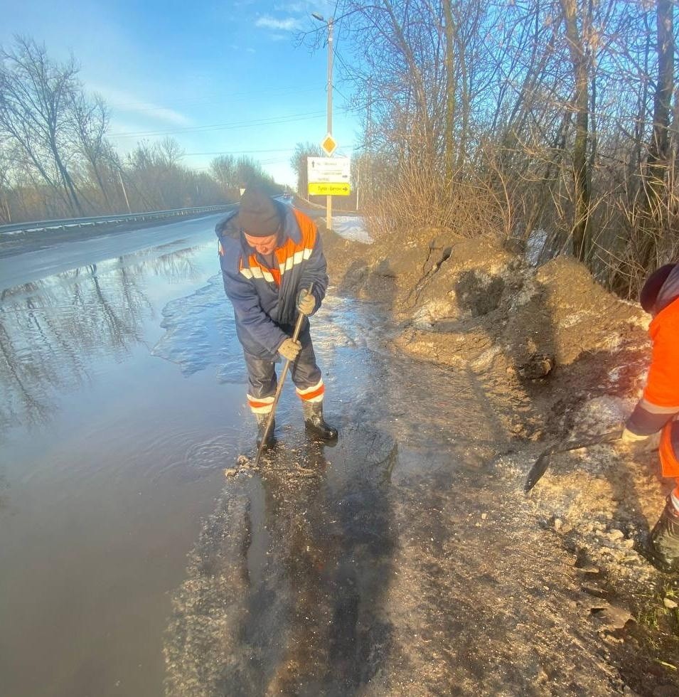 На дорогах Тулы устраняют подтопления из-за оттепели