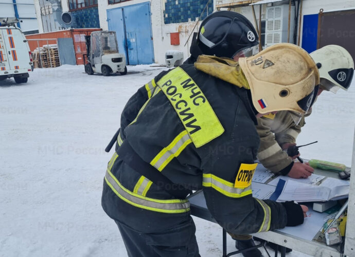 Сотрудники МЧС отработали тушение пожара на складе в Узловой