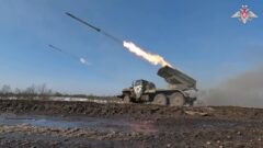 Минобороны показало работу установок «Град» в зоне СВО Минобороны показало работу установок «Град» в зоне СВО