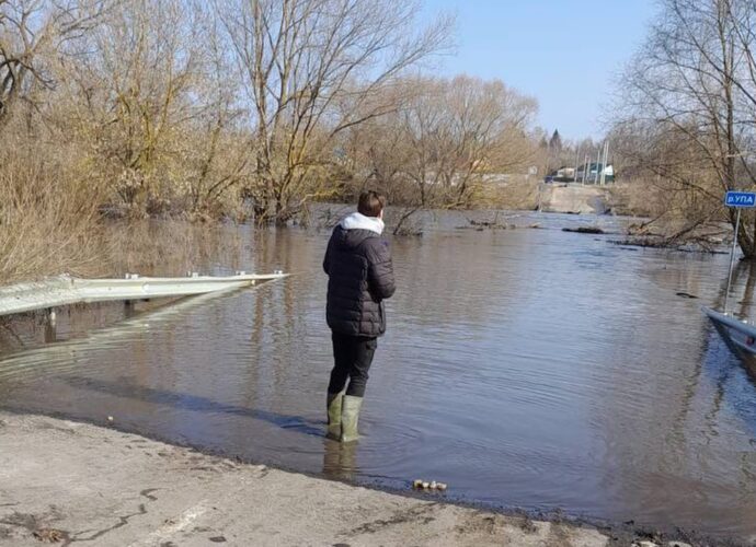В Щёкинском районе скрылся под водой мост у деревни Орлово