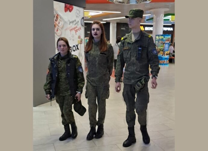 В Туле сотрудники фудкорта, который оккупировали подростки, обратились за помощью к казакам