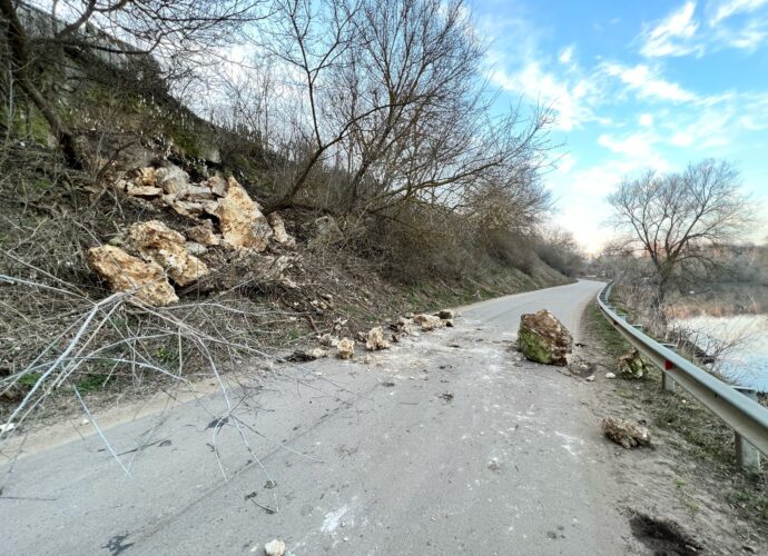 В историческом центре Венёва на дорогу сошёл оползень