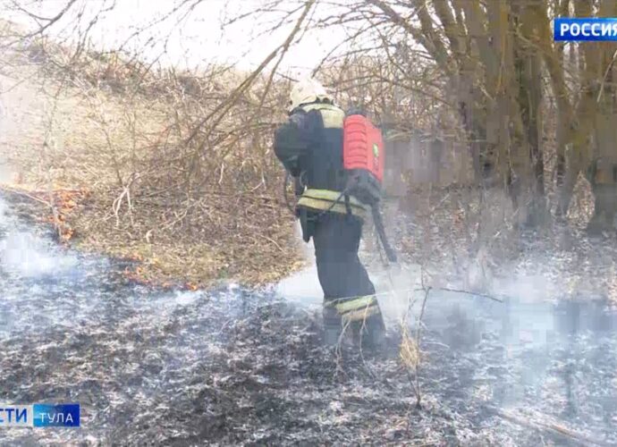 В выходные тульские пожарные 120 раз тушили горящую траву