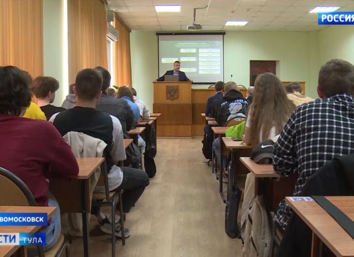 Новомосковские студенты сочли полезным урок парламентаризма