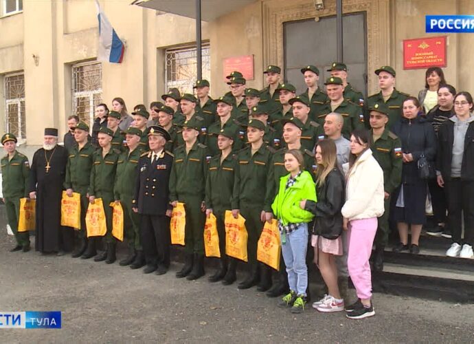 Заказные письма и электронные повестки: служить отправилась первая команда тульских призывников