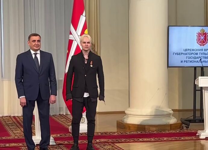 Алексей Дюмин наградил медалью певца Шамана
