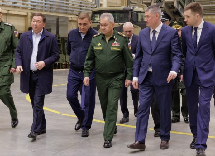 Сергей Шойгу проверил, как выполняют оборонзаказ 2 предприятия в Туле