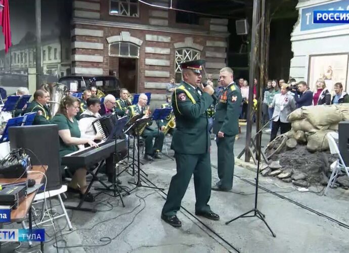 Праздничная концертная программа начнётся на Казанской набережной в 15:00. В 18 часов выступит Губернаторский духовой оркестр