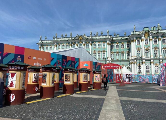 Тульские писатели участвуют в  книжной выставке на Дворцовой площади в Санкт-Петербурге