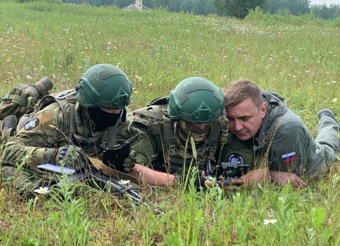 Алексей Дюмин привёз машины и оборудование тульским контрактникам
