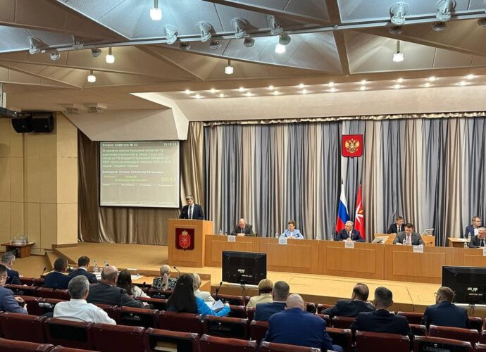 Дорожный фонд, жилье сиротам, онкоцентр. Какие ещё статьи расходов областного бюджета выросли?