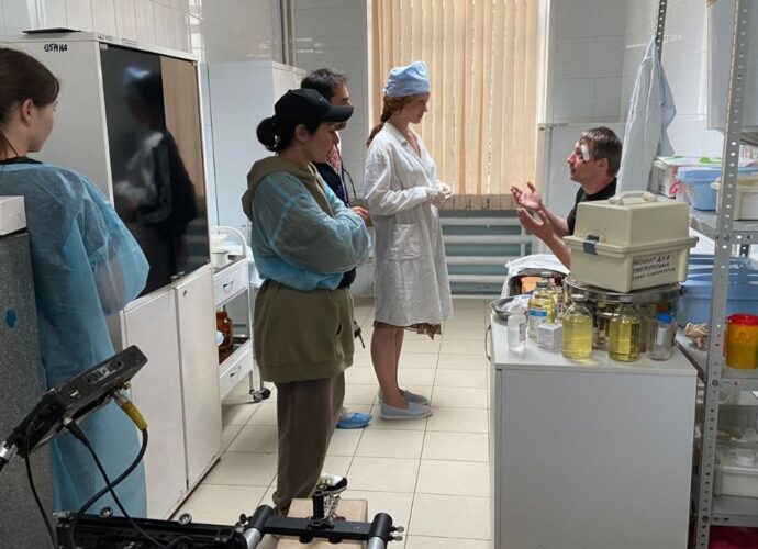 Порядка 95 туляков будут задействованы в съемках сериала "Страх". Одной из площадок стало хирургическое отделение Ваныкинской больницы. Процесс проходит в палатах, а по соседству лежат обычные пациенты.