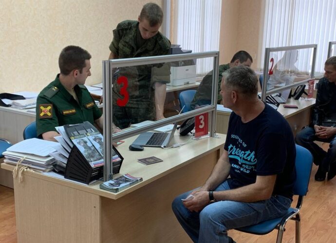 В Туле по контракту отбирают на службу командиров орудий и механиков-водителей