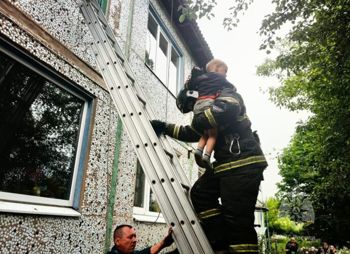 Пожарные вынесли из горящей многоэтажки трех детей. Видео