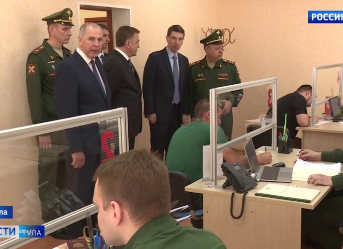 Полпред Игорь Щёголев проверил, как в Туле идёт набор военных по контракту