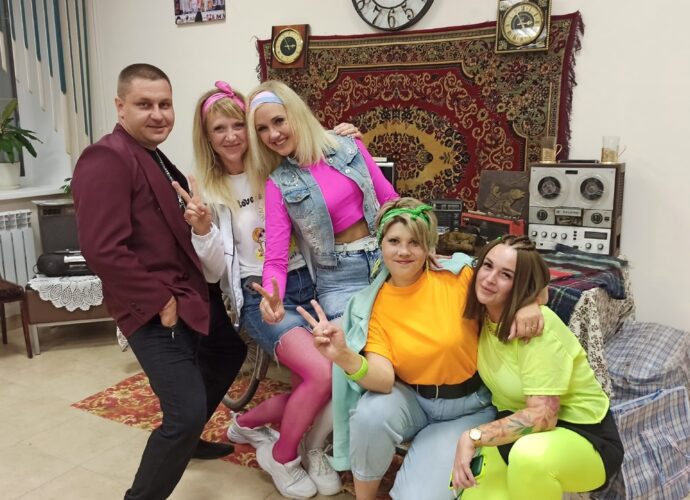 В Дедиловском Доме культуры сделали фотозоны в стиле 90-х