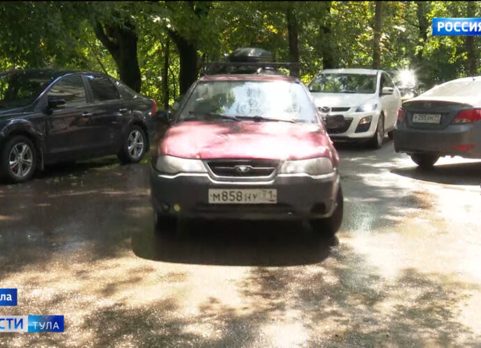 Чтобы объехать пробку на Зеленстрое, водители выбрали один многострадальный двор