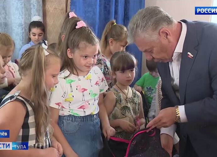Белёвские первоклассники получили рюкзаки со всем необходимым для учёбы