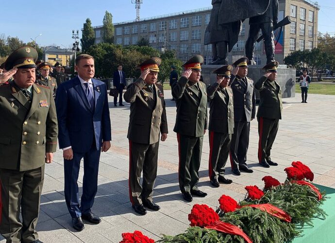 Алексей Дюмин и Сергей Шойгу возложили цветы к Вечному огню на площади Победы