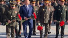 Алексей Дюмин и Сергей Шойгу возложили цветы к Вечному огню на площади Победы