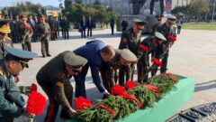 Алексей Дюмин и Сергей Шойгу возложили цветы к Вечному огню на площади Победы