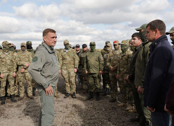 Алексей Дюмин вручил дипломы и новые дроны операторам Центра беспилотных систем