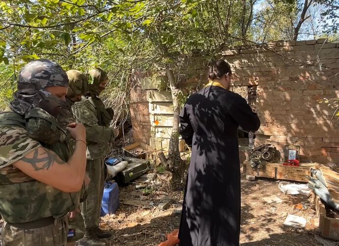 Минобороны показало, как с бойцами Тульского соединения ВДВ работает священник