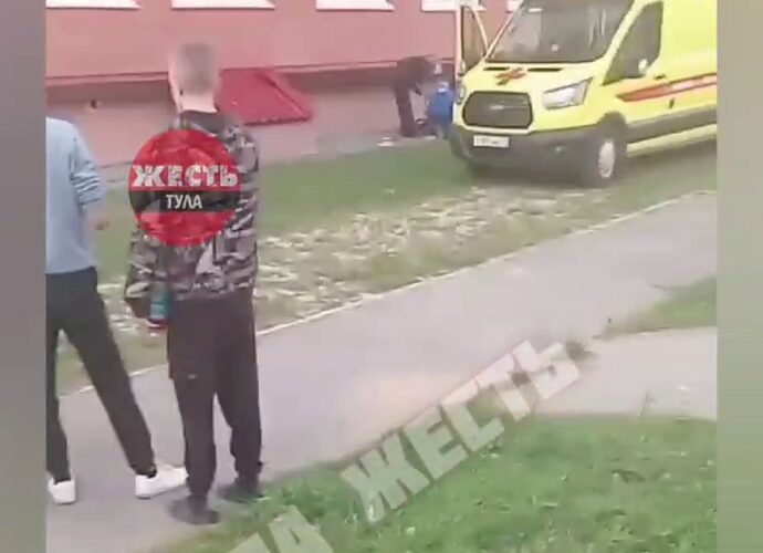 Выпавшая из окна многоэтажки девочка погибла