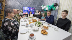 Алексей Дюмин встретился с многодетной семьёй участников СВО Алексей Дюмин встретился с многодетной семьёй участников СВО