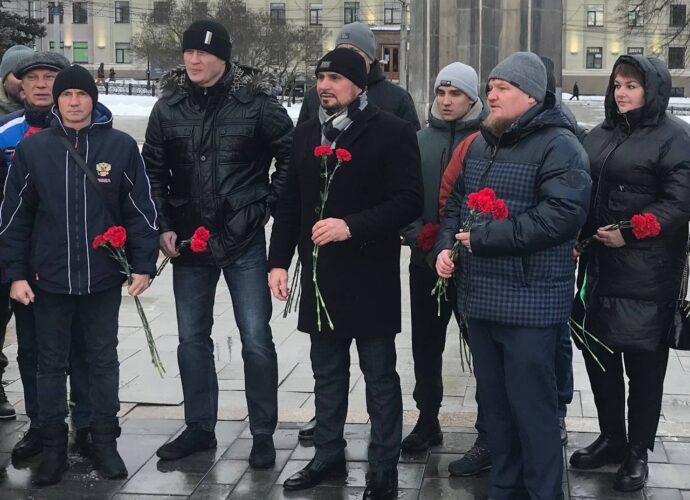 Александр Поветкин возложил цветы к Вечному огню в Туле