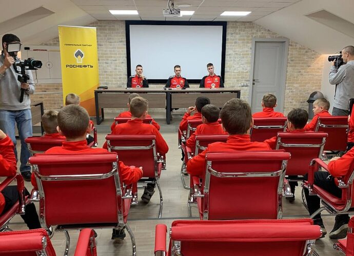 Футболисты «Арсенала» провели детскую пресс-конференцию