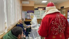 Дед Мороз и Снегурочка вручили права тульским водителям Дед Мороз и Снегурочка вручили права тульским водителям