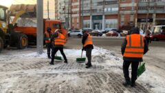 Тульские коммунальщики убирают снег на парковках Тульские коммунальщики убирают снег на парковках