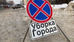 Тульские коммунальщики убирают снег на парковках Тульские коммунальщики убирают снег на парковках