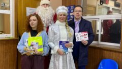 Дед Мороз и Снегурочка вручили права тульским водителям Дед Мороз и Снегурочка вручили права тульским водителям