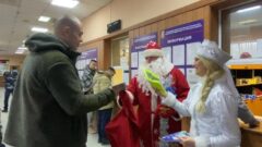 Дед Мороз и Снегурочка вручили права тульским водителям Дед Мороз и Снегурочка вручили права тульским водителям