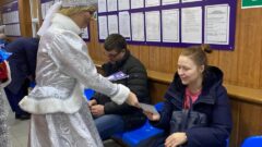 Дед Мороз и Снегурочка вручили права тульским водителям Дед Мороз и Снегурочка вручили права тульским водителям