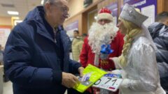 Дед Мороз и Снегурочка вручили права тульским водителям Дед Мороз и Снегурочка вручили права тульским водителям