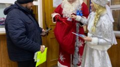 Дед Мороз и Снегурочка вручили права тульским водителям Дед Мороз и Снегурочка вручили права тульским водителям