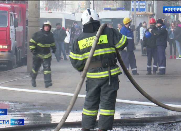 В огонь, и в воду: спасатели отметили свой профессиональный праздник